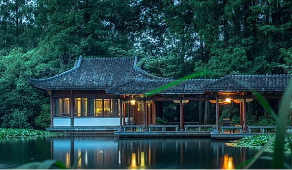 水与建筑的对话:流动与凝固的共生诗学